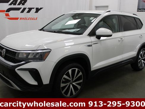 Used 2022 Volkswagen Taos SE image 1