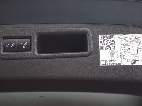 Used 2021 Toyota Venza LE image 12