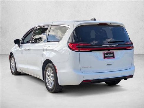 New 2026 Chrysler Pacifica Select image 8