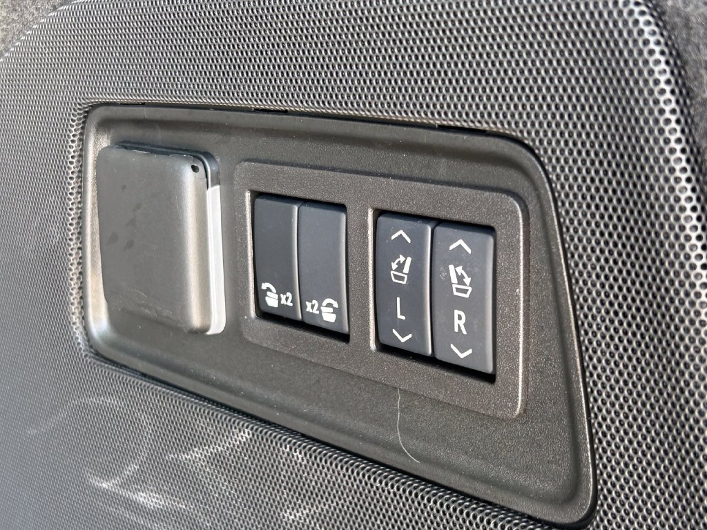 Used 2025 Cadillac Escalade Sport Platinum AWD/4WD image 17