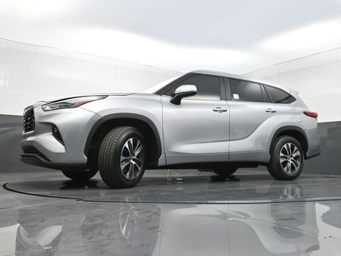 Used 2023 Toyota Highlander XLE image 27