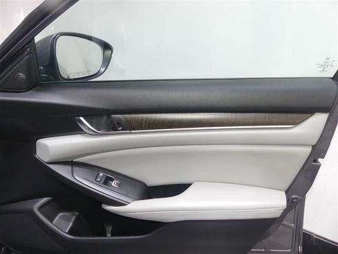 Used 2018 Honda Accord Touring image 19