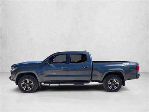 Used 2018 Toyota Tacoma TRD Sport image 6