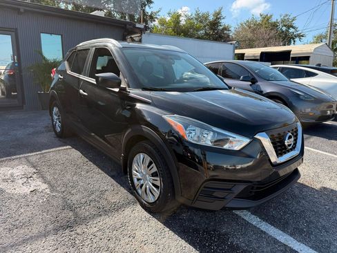 Used 2019 Nissan Kicks S FWD image 3