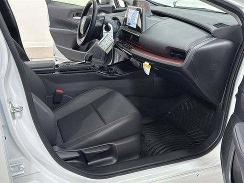 Certified 2025 Toyota Prius Plug-In Hybrid image 18