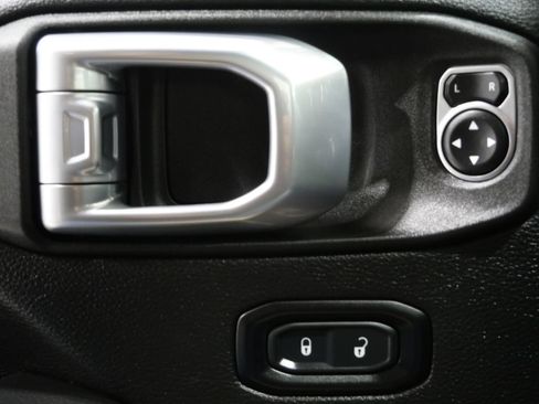Used 2022 Jeep Wrangler Unlimited Sahara w/ Cold Weather Group AWD/4WD image 13