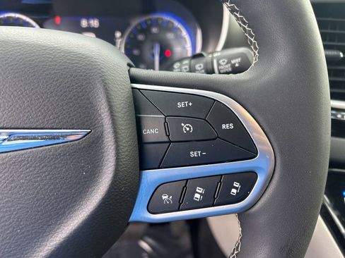 Certified 2023 Chrysler Pacifica Touring-L image 44