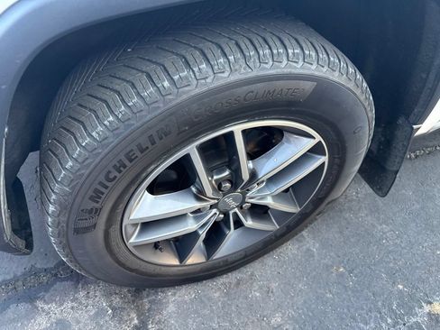 Used 2017 Jeep Grand Cherokee Limited AWD/4WD image 9