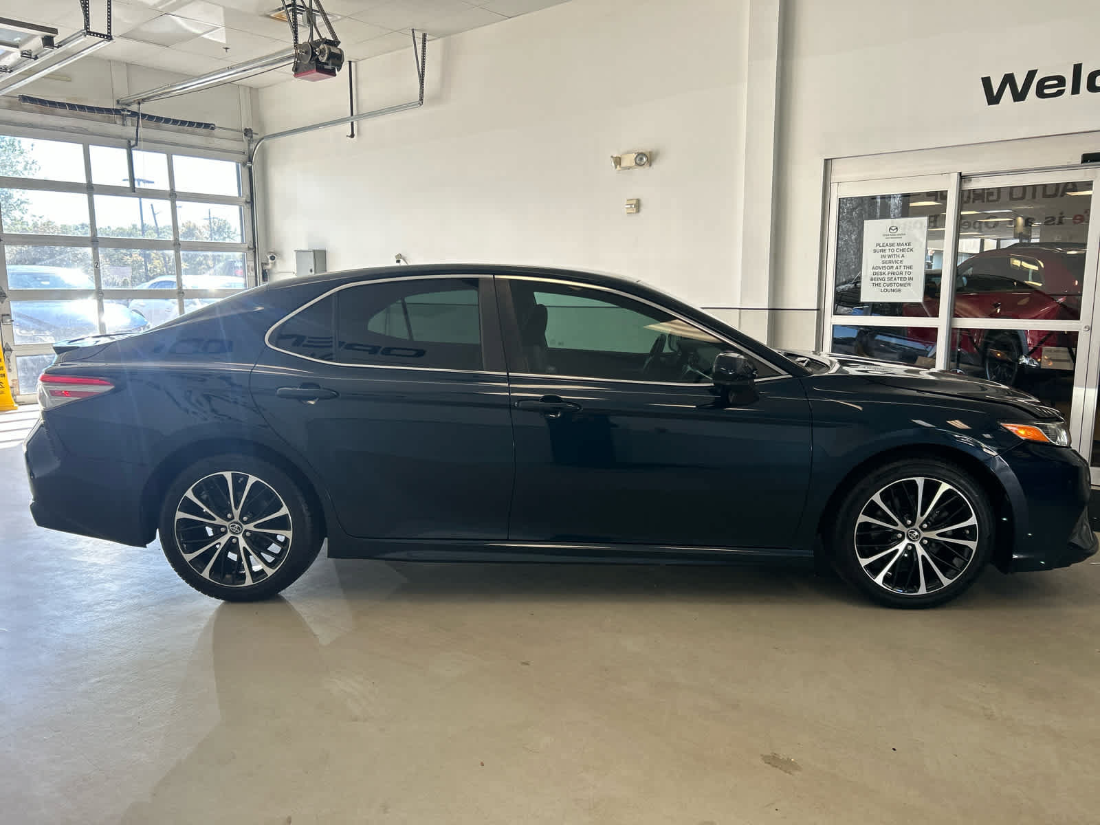 Used 2018 Toyota Camry SE FWD image 7