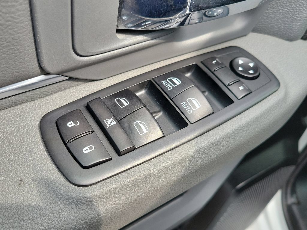 Used 2020 RAM 1500 Classic SLT AWD/4WD image 12