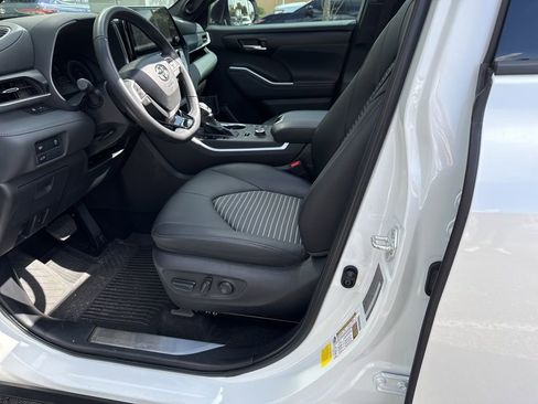Used 2025 Toyota Highlander XSE image 4