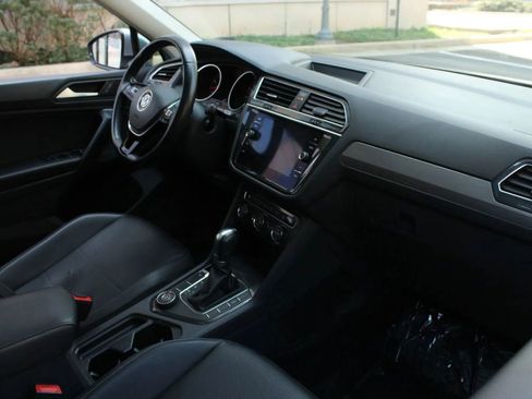 Used 2019 Volkswagen Tiguan SE w/ Panoramic Sunroof Package image 27