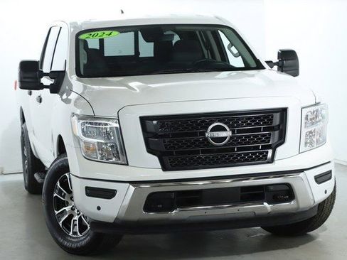 Used 2024 Nissan Titan SV w/ SV Convenience Package image 2