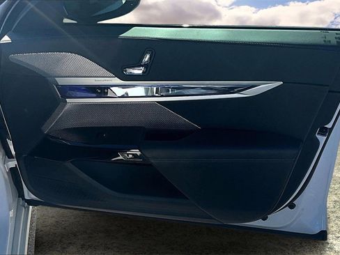 Used 2023 BMW 740i image 28