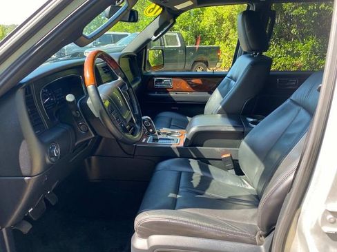 Used 2016 Lincoln Navigator Select RWD image 11
