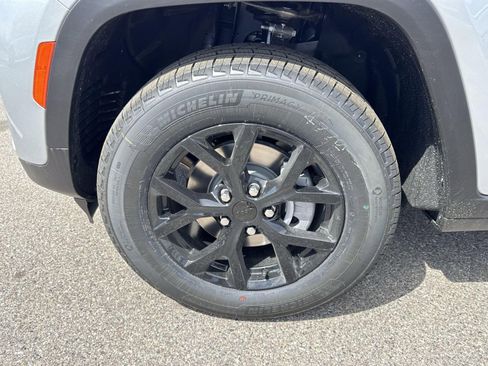 New 2025 Jeep Grand Cherokee Laredo image 16