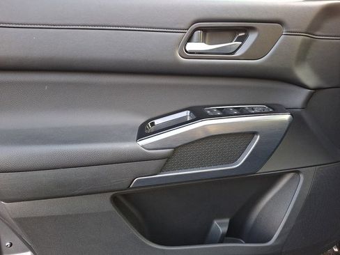 Used 2025 Nissan Pathfinder SL image 12