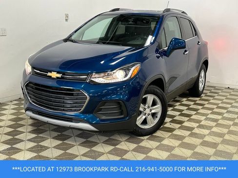 Used 2019 Chevrolet Trax LT w/ Sun & Sound Package FWD image 1