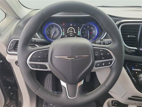 Used 2024 Chrysler Pacifica Touring-L image 29