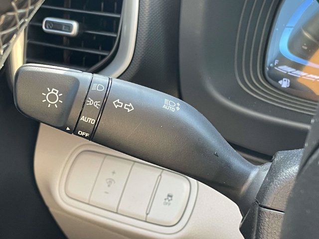 Certified 2025 Hyundai Venue SEL FWD image 22