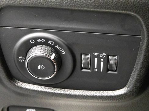 Used 2023 Jeep Grand Cherokee Summit w/ Luxury Tech Group V image 18