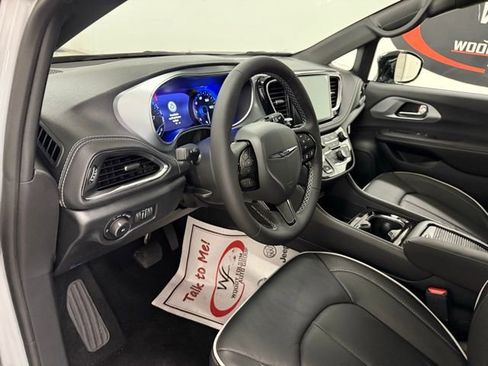 New 2026 Chrysler Pacifica Limited image 13