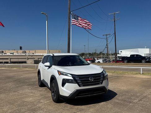 Certified 2024 Nissan Rogue SV FWD image 2