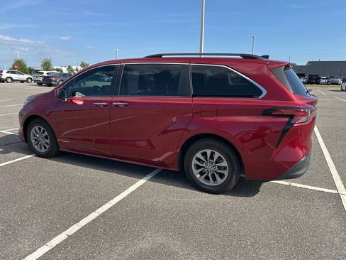 Used 2021 Toyota Sienna XLE FWD image 13
