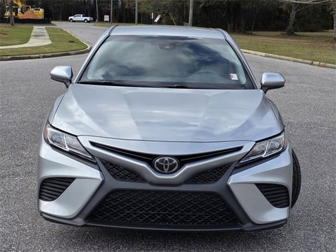 Used 2020 Toyota Camry SE image 2