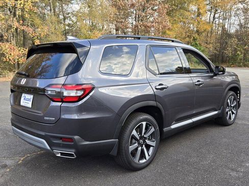 New 2025 Honda Pilot Touring image 3