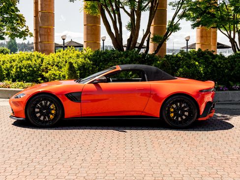 Used 2023 Aston Martin V8 Vantage Roadster RWD image 31