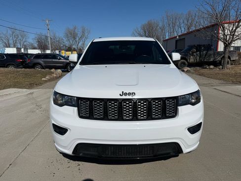 Used 2018 Jeep Grand Cherokee Altitude image 2