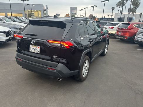 Used 2021 Toyota RAV4 XLE w/ Convenience Package image 7