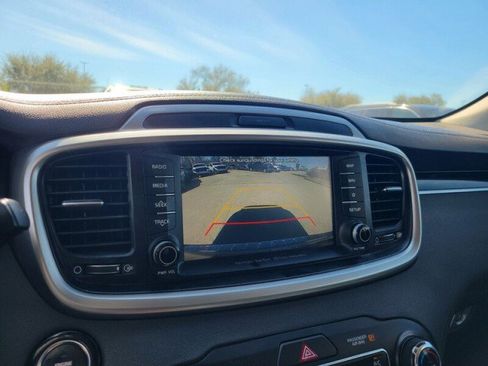 Used 2019 Kia Sorento SX image 21