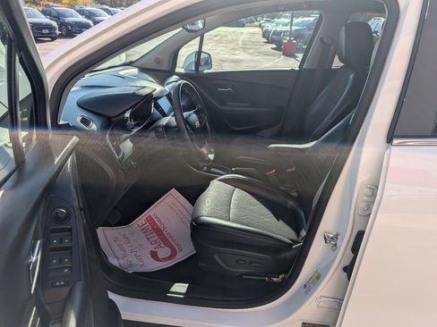 Used 2020 Chevrolet Trax LT w/ LT Convenience Package image 9