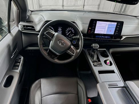 Used 2021 Toyota Sienna XSE w/ XSE Plus Package image 18