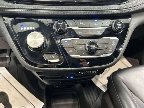 Used 2023 Chrysler Pacifica Touring-L w/ Uconnect Theater Family Group AWD/4WD image 18