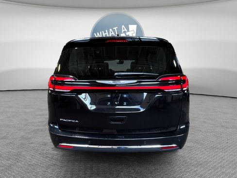 Used 2024 Chrysler Pacifica Touring-L FWD image 5