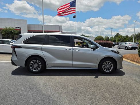 Used 2025 Toyota Sienna LE FWD image 14