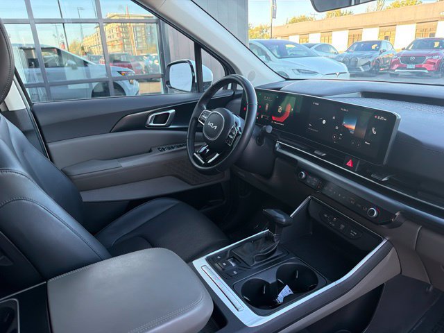 Used 2025 Kia Carnival FWD image 12