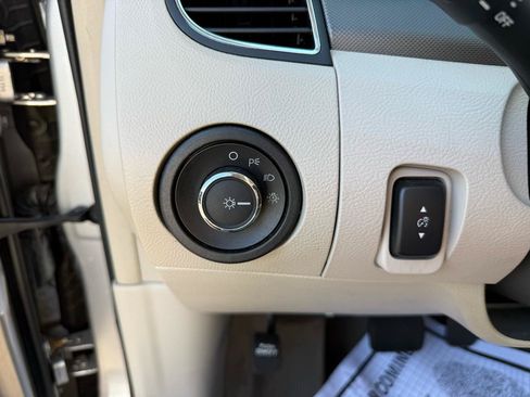 Used 2011 Ford Taurus SE FWD image 16