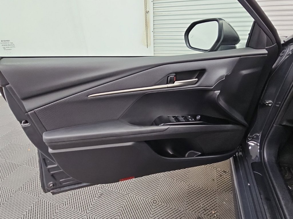Used 2025 Toyota Camry SE FWD image 31