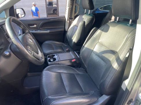 Used 2015 Toyota Sienna SE Premium FWD image 11