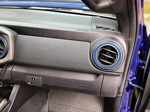 Used 2022 Toyota Tacoma TRD Off-Road image 23