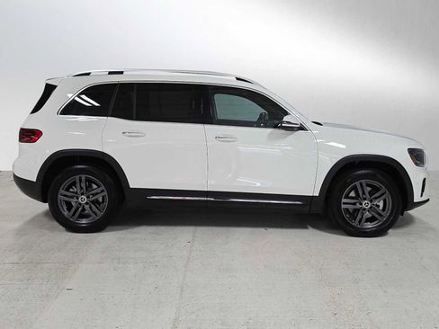 Used 2025 Mercedes-Benz GLB 250 4MATIC image 2