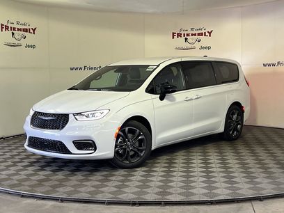 New 2026 Chrysler Pacifica Select