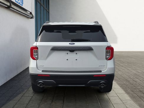 Certified 2023 Ford Explorer XLT w/ Equipment Group 202A AWD/4WD image 4