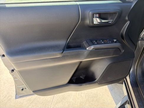 Used 2016 Toyota Tacoma TRD Sport w/ Premium & Technology Package image 9