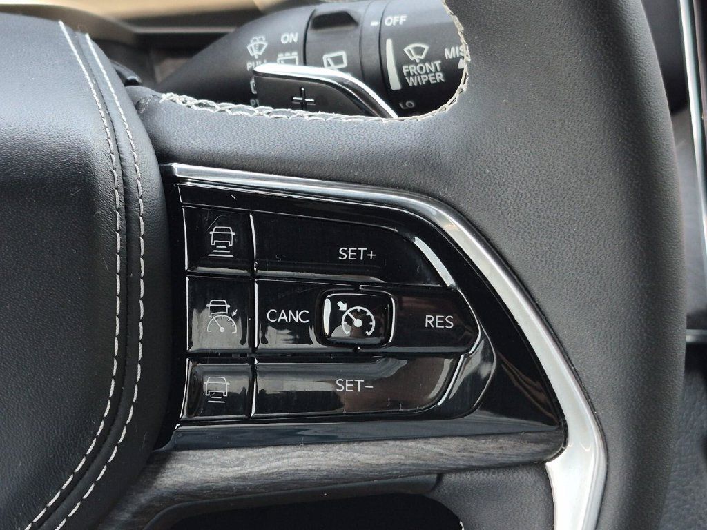 Used 2023 Jeep Grand Cherokee Overland w/ Luxury Tech Group IV AWD/4WD image 21