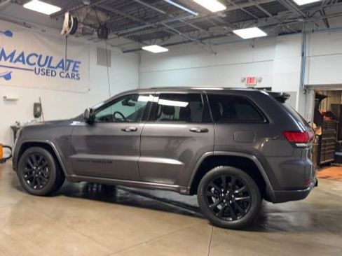 Used 2017 Jeep Grand Cherokee Altitude image 2